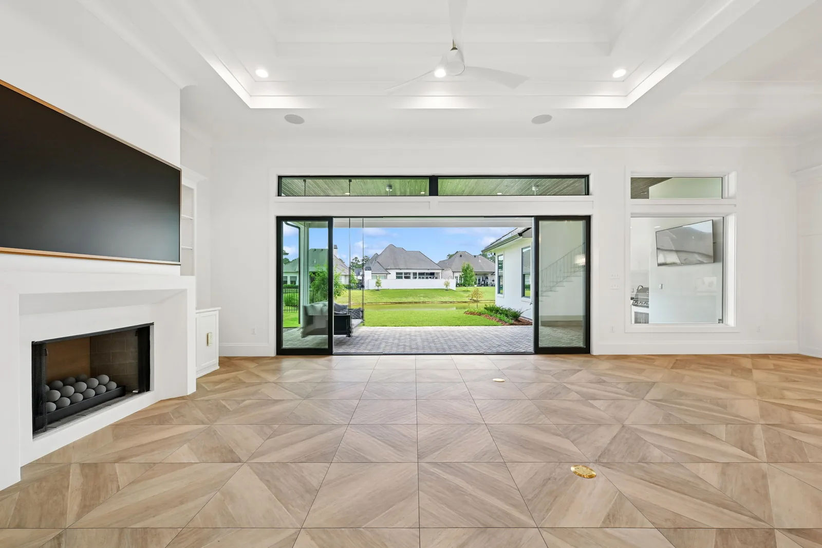 Living room, fireplace + tile