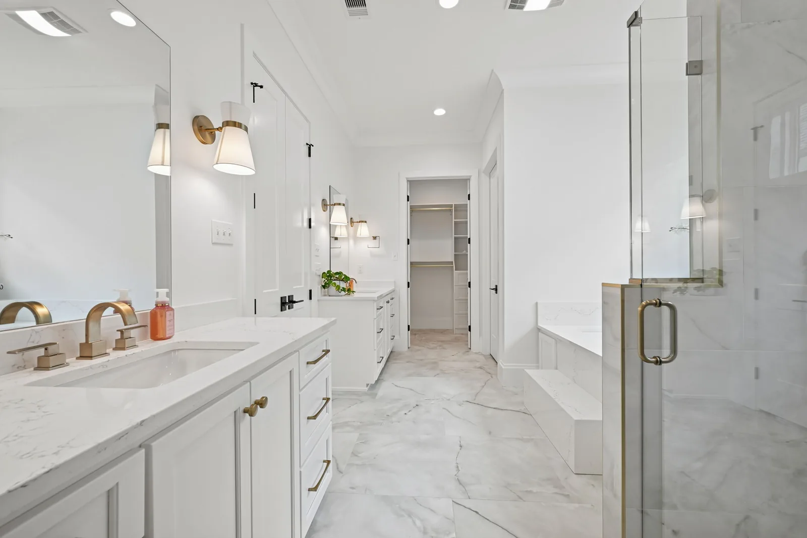 Primary bath, double vanity