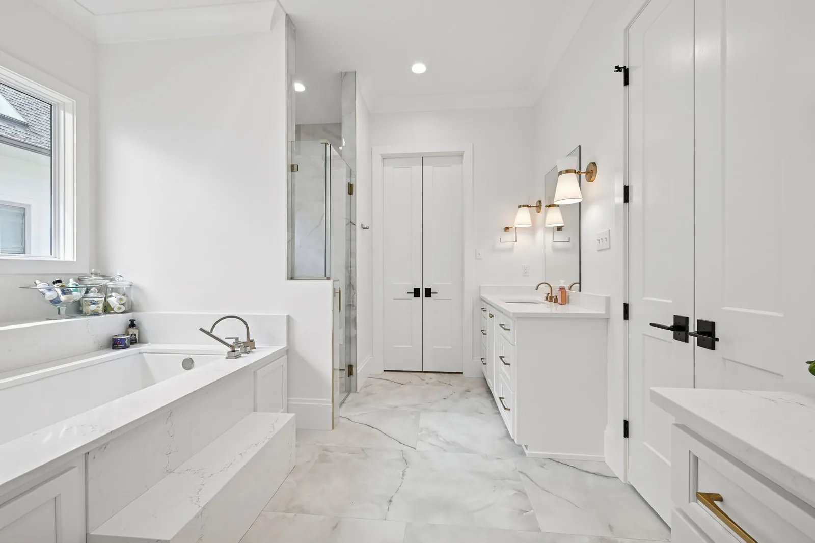 Primary bath, tub alcove