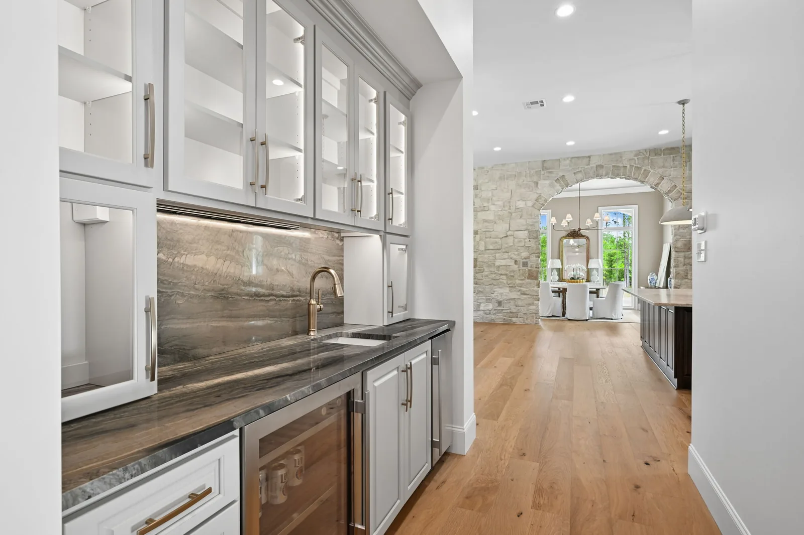 Butler's pantry, stone backsplash